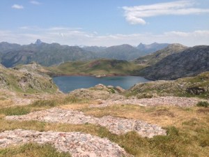 Ibón de Estanés, con el Midi d'Ossau y el Vignemale al fondo