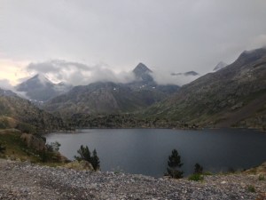 En algún sitio, a la izquierda, el refugio de Respomuso.