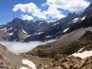 Circo de Gavarnie emergiendo en el camino.