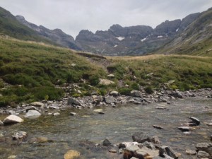 Hora de comer bajo el circo de Estaubé.