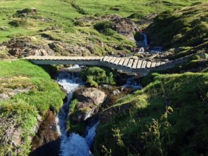Uno de tantos puentes rotos. Este, camino de Noucreus.