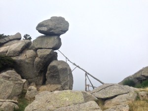 Más de veinte metros cúbicos de roca (la de arriba) aprentemente sujeta por "palillos" y debajo de la cual tengo que pasar en el Roc de la Campana