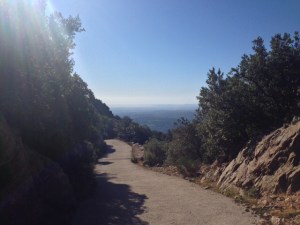 Al fondo, el Mediterráneo. Camino al Coll de Lli.